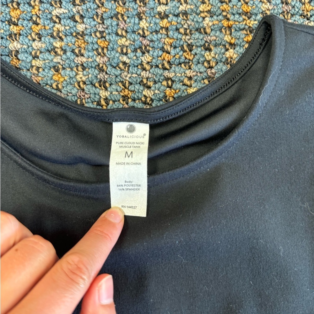 Black Sleeveless yoga crop top - Picture 2 of 3